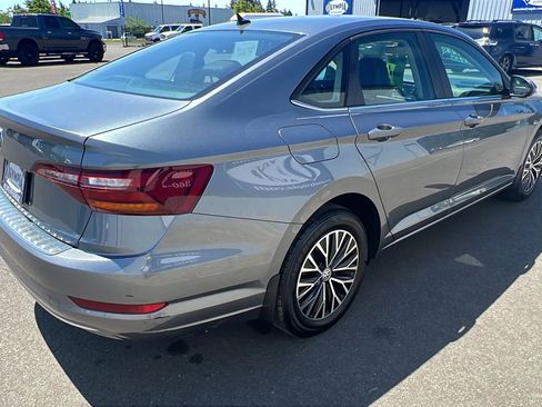 Used 2019 Volkswagen Jetta SE w/ Cold Weather Package FWD image 8