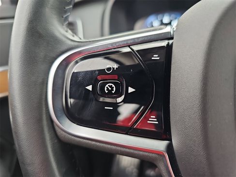 Used 2021 Volvo XC90 T5 Momentum image 24