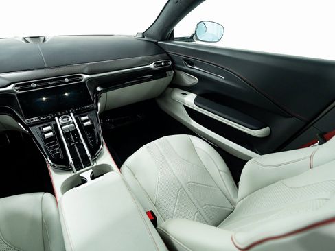 Used 2025 Aston Martin V8 Vantage Coupe RWD image 22