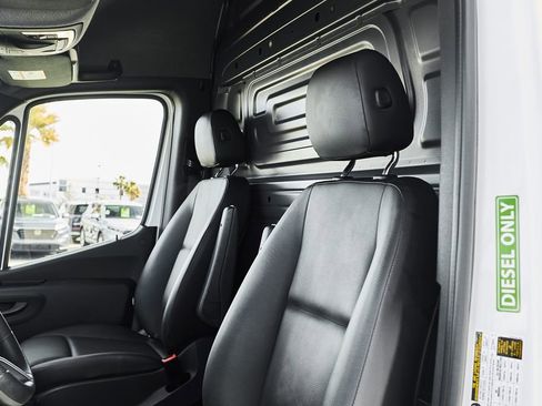 Used 2025 Mercedes-Benz Sprinter 2500 image 34