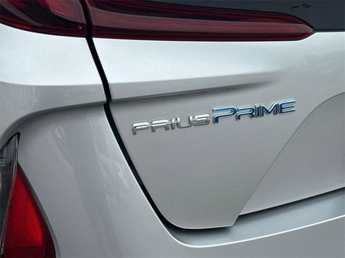 Used 2017 Toyota Prius Prime Premium image 6