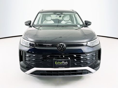 Used 2025 Volkswagen Tiguan SE image 2