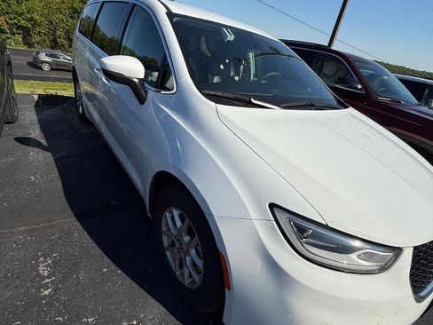 Used 2023 Chrysler Pacifica Limited FWD image 1