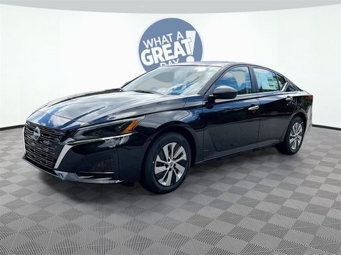 Used 2025 Nissan Altima 2.5 S image 3