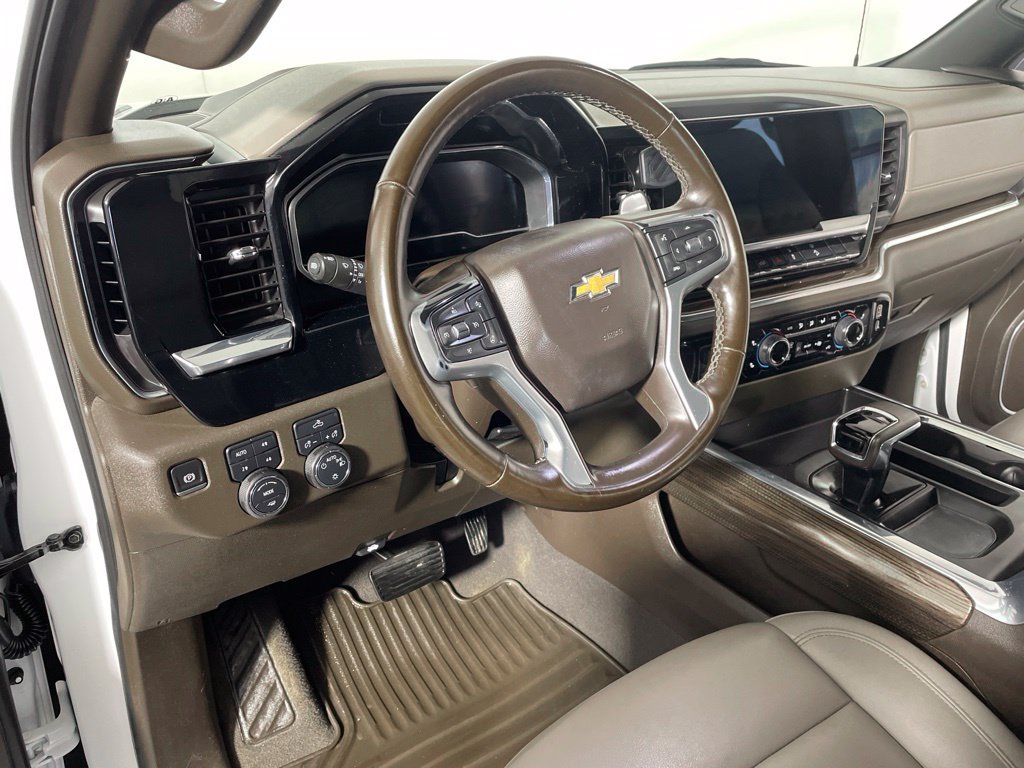 Used 2024 Chevrolet Silverado 1500 LT w/ Leather Package AWD/4WD image 9