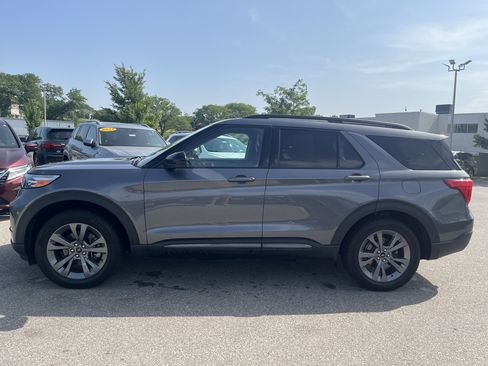 Used 2022 Ford Explorer XLT w/ Equipment Group 202A AWD/4WD image 7