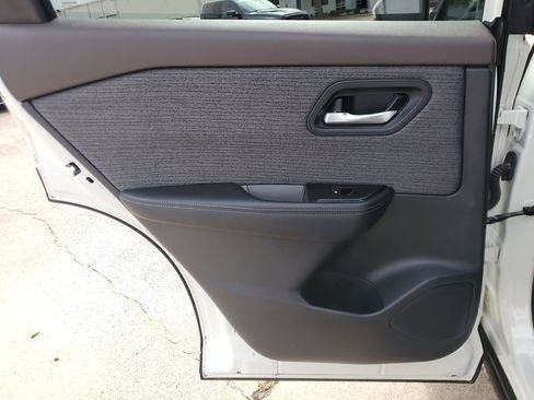 Used 2021 Nissan Rogue SV image 11