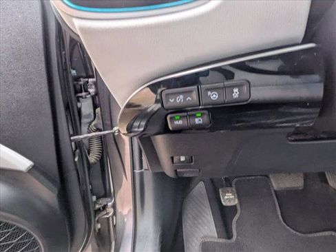 Used 2017 Toyota Prius Three image 18