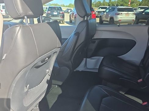 Used 2023 Chrysler Pacifica Touring-L FWD image 23