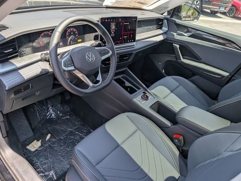 New 2025 Volkswagen Tiguan SE image 10