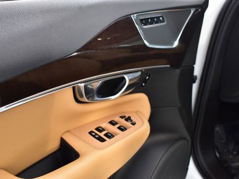 Used 2017 Volvo XC90 T6 Momentum w/ Vision Package image 12