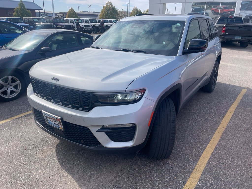 Used 2023 Jeep Grand Cherokee Limited w/ Luxury Tech Group II AWD/4WD image 2
