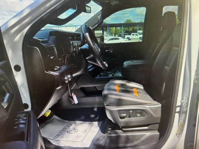 Used 2025 GMC Sierra 2500 AT4 AWD/4WD image 3