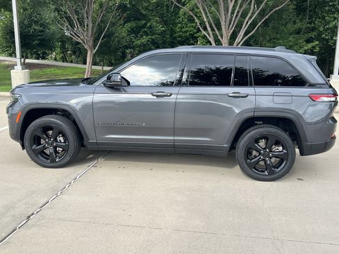 Used 2022 Jeep Grand Cherokee Altitude AWD/4WD image 6