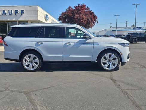 Used 2025 Lincoln Navigator Reserve AWD/4WD image 2