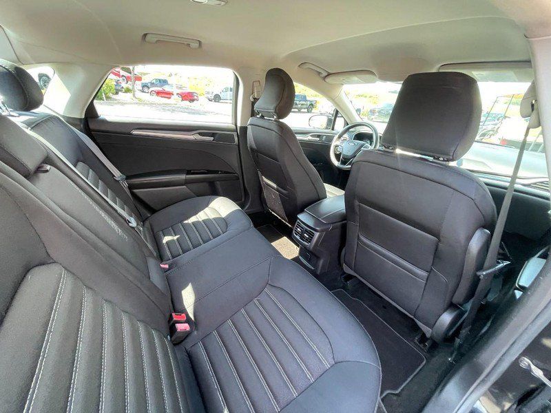 Used 2015 Ford Fusion SE FWD image 11