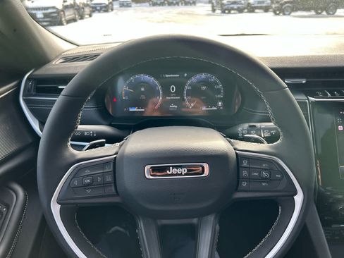 Used 2025 Jeep Grand Cherokee Altitude image 35