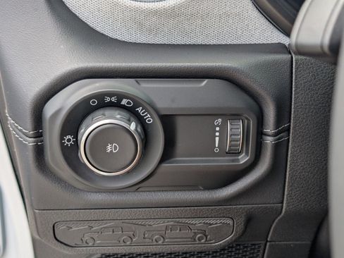 Used 2025 Jeep Wrangler Sahara image 29