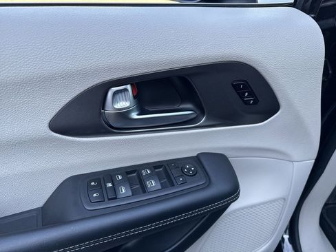 Used 2023 Chrysler Pacifica Touring-L image 16