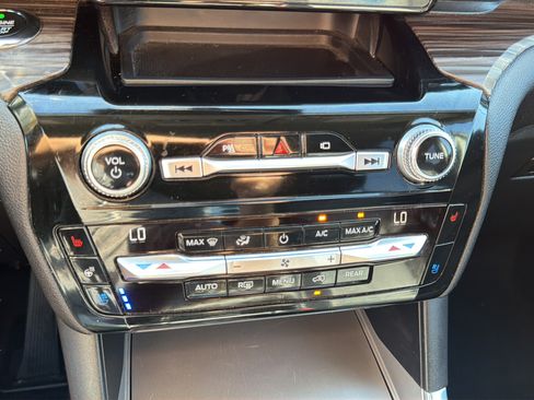 Used 2021 Ford Explorer Limited w/ Equipment Group 301A AWD/4WD image 28