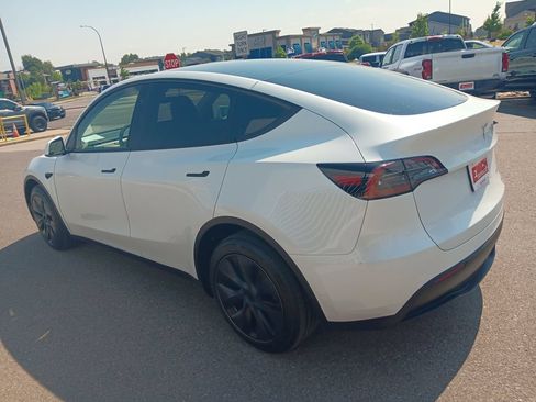 Used 2024 Tesla Model Y Long Range AWD/4WD image 3