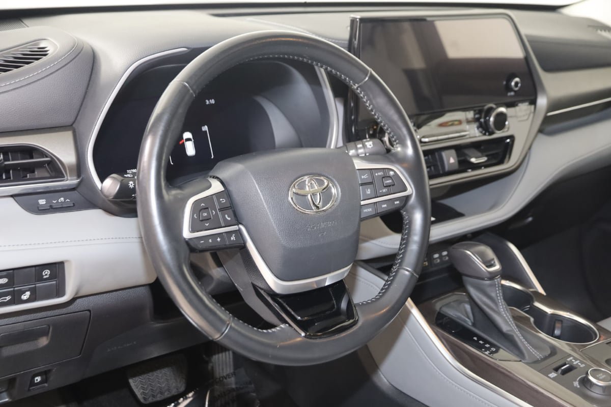 Used 2023 Toyota Highlander Limited AWD/4WD image 6