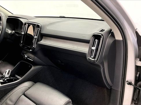 Used 2023 Volvo XC40 B5 Ultimate w/ Climate Package image 16