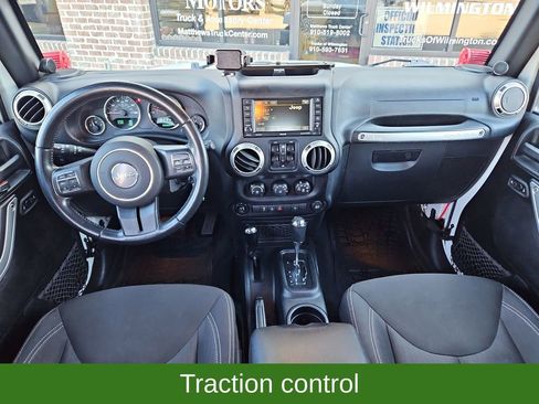 Used 2017 Jeep Wrangler Unlimited Rubicon w/ Connectivity Group image 9