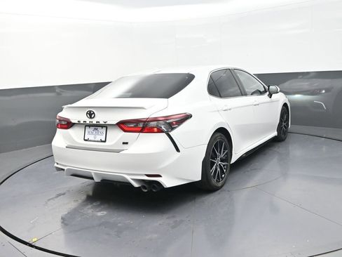Used 2022 Toyota Camry SE image 9