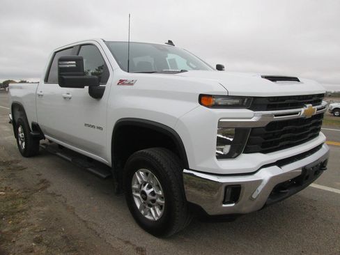 Used 2024 Chevrolet Silverado 2500 LT w/ Convenience Package AWD/4WD image 8