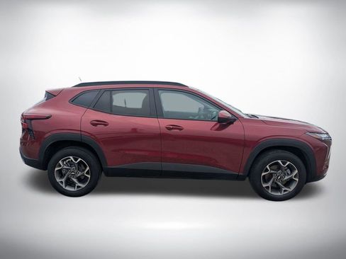 Used 2025 Chevrolet Trax LT w/ LT Convenience Package FWD image 2
