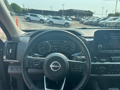 Used 2025 Nissan Pathfinder SV FWD image 26