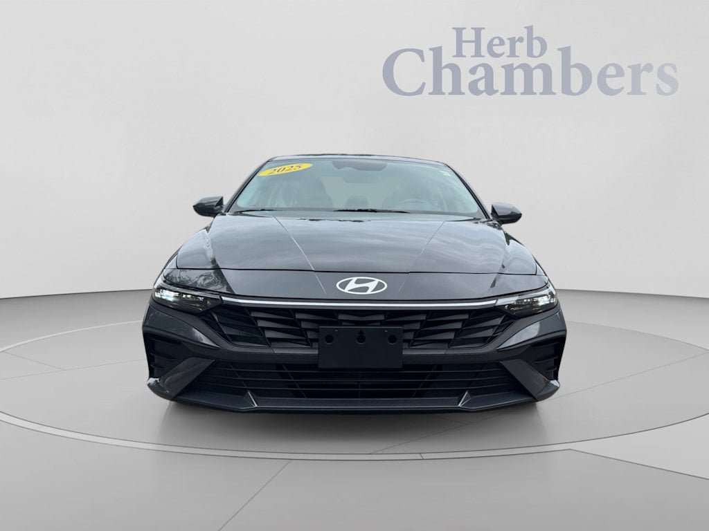 Used 2025 Hyundai Elantra SE FWD image 2