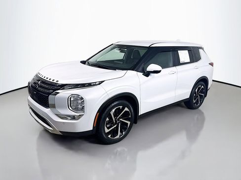 Used 2024 Mitsubishi Outlander SE image 3