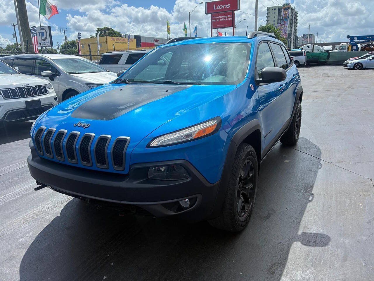 Used 2018 Jeep Cherokee Trailhawk AWD/4WD image 3