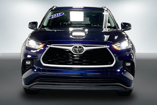 Used 2021 Toyota Highlander XLE AWD/4WD image 2