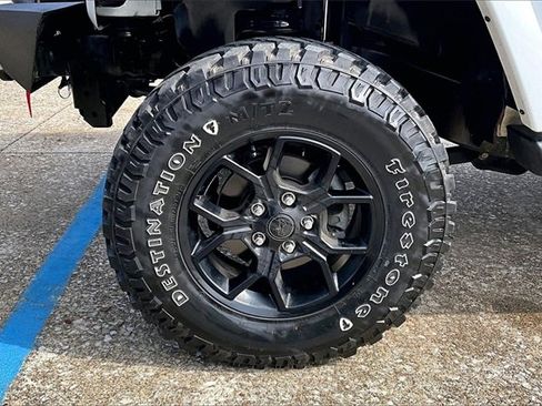 Used 2018 Jeep Wrangler Unlimited Sahara w/ Connectivity Group image 28