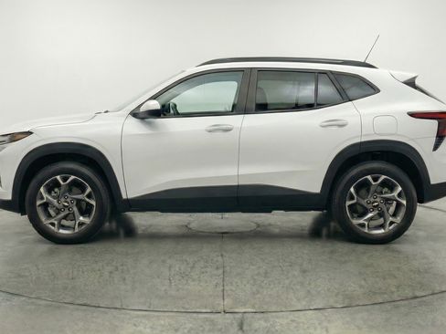 Used 2025 Chevrolet Trax LT w/ LT Convenience Package image 5