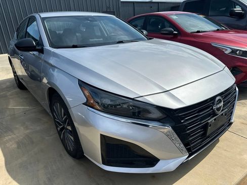 Used 2024 Nissan Altima 2.5 SV FWD image 3