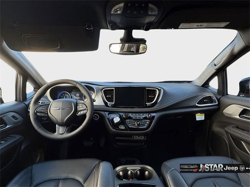 Used 2024 Chrysler Pacifica Touring-L w/ S Appearance Package image 9