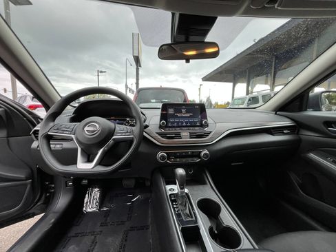 Used 2025 Nissan Altima 2.5 SV FWD image 33