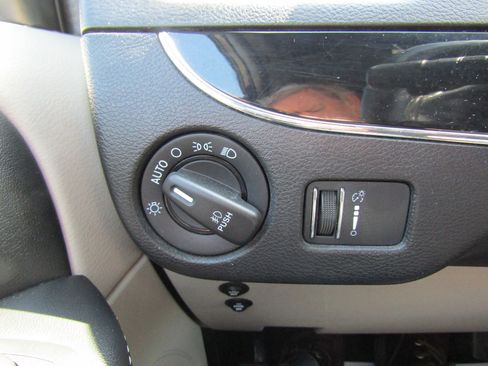 Used 2017 Dodge Grand Caravan SXT image 24