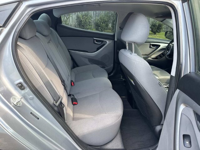 Used 2015 Hyundai Elantra SE w/ Option Group 02 FWD image 9