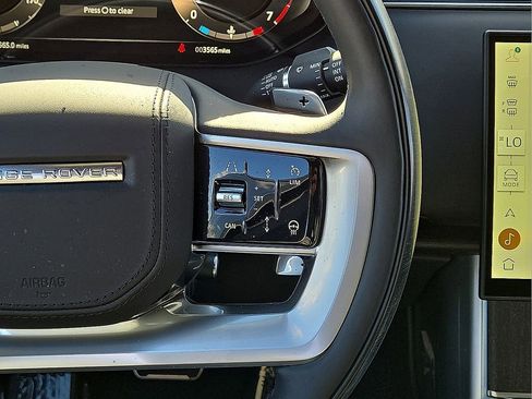 Used 2025 Land Rover Range Rover SE image 19