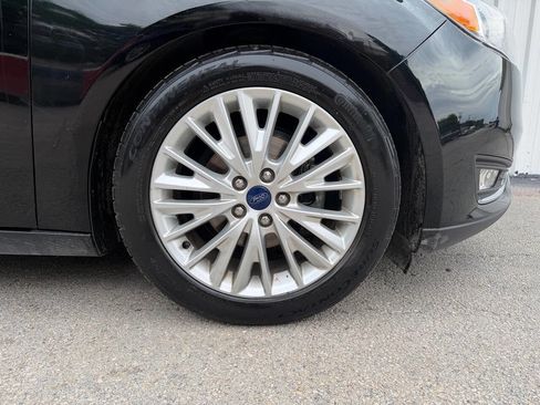 Used 2017 Ford Focus Titanium w/ Titanium Technology Package FWD image 27