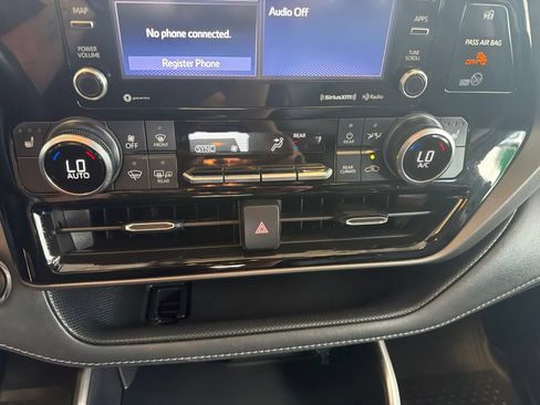 Used 2022 Toyota Highlander XLE AWD/4WD image 29