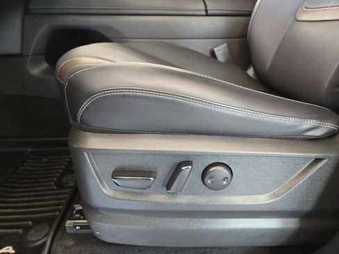 Used 2025 Nissan Armada SL w/ Captain's Chari Seat Package image 24