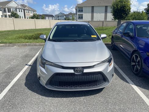 Used 2021 Toyota Corolla LE FWD image 2