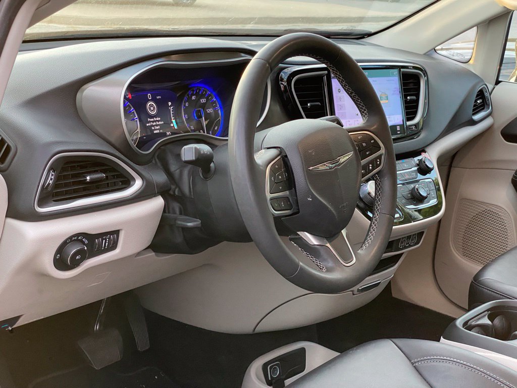 Used 2024 Chrysler Pacifica Touring-L FWD image 5