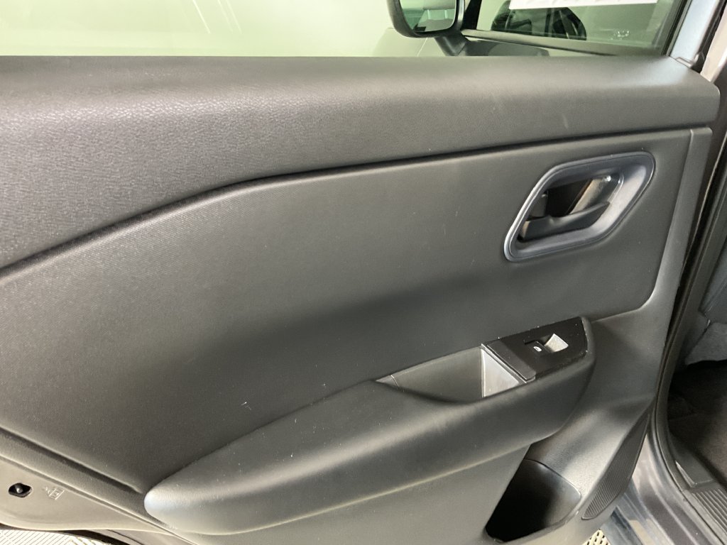 Used 2024 Nissan Rogue S AWD/4WD image 18